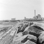 171046 Afbeelding van het vervoer van stenen per spoor ten behoeve van de aanleg van de Europoorthaven bij Rotterdam.